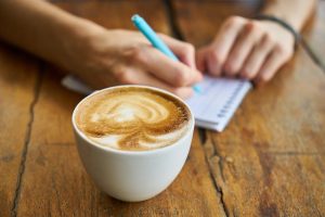Van boon tot mok: de reis, verscheidenheid en impact van koffie door de eeuwen heen